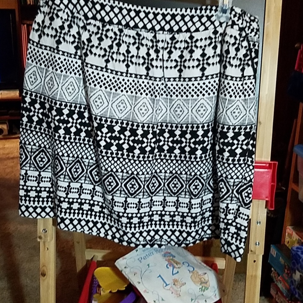 Mossimo Black & White Skirt Sz 22